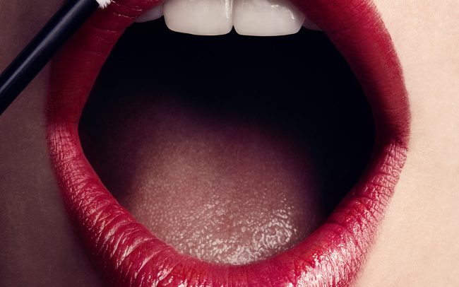 Beauty Close up von roten Lippen und einem geöffneten Mund