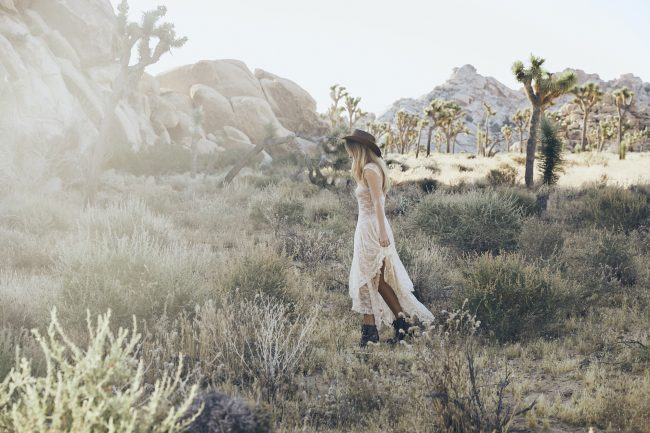 Portrait von einem Model mit weißem Kleid im Joshua Tree in Kalifornien