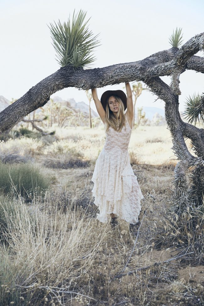 Portrait von einem Model mit weißem Kleid und Hut im Joshua Tree in Kalifornien