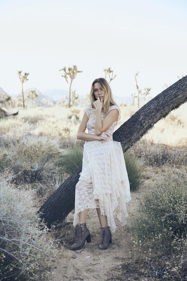 Portrait von einem Model mit weißem Kleid im Joshua Tree in Kalifornien