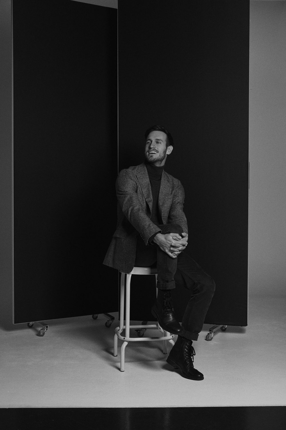 Schwarz Weiß Portrait von einem Mann im Studio