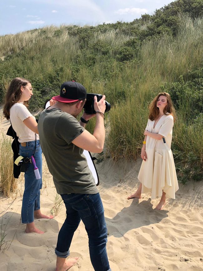 bis. Janik Osthöver bei einem Fashion Fotoshooting in Holland am Strand